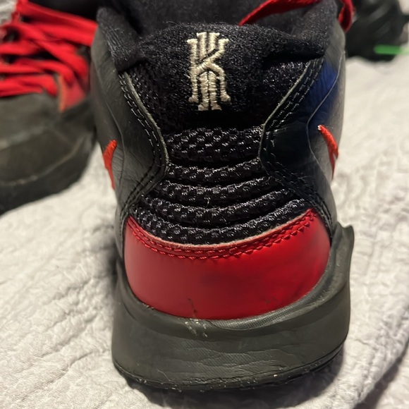 Kyrie Infinity (Bred GS) - Picture 3 of 5